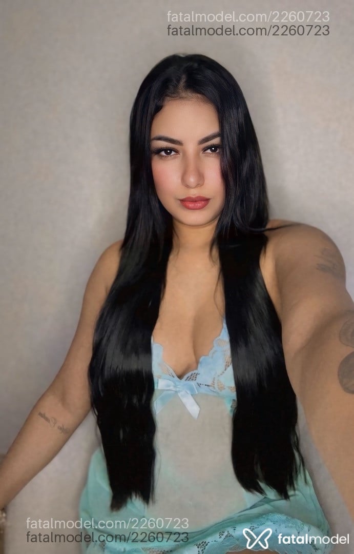 Acompanhante mulher loira (o) de olhos pretos - Renata