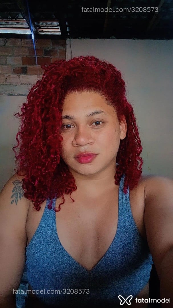 Acompanhante mulher trans ruiva (o) de olhos castanhos - Salvattore