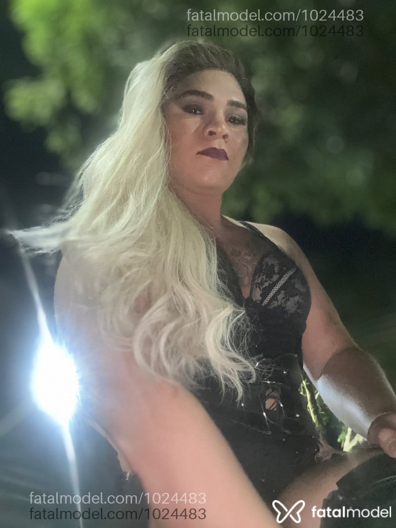 Acompanhante mulher trans loira (o) de olhos castanhos - Ayah Kemp