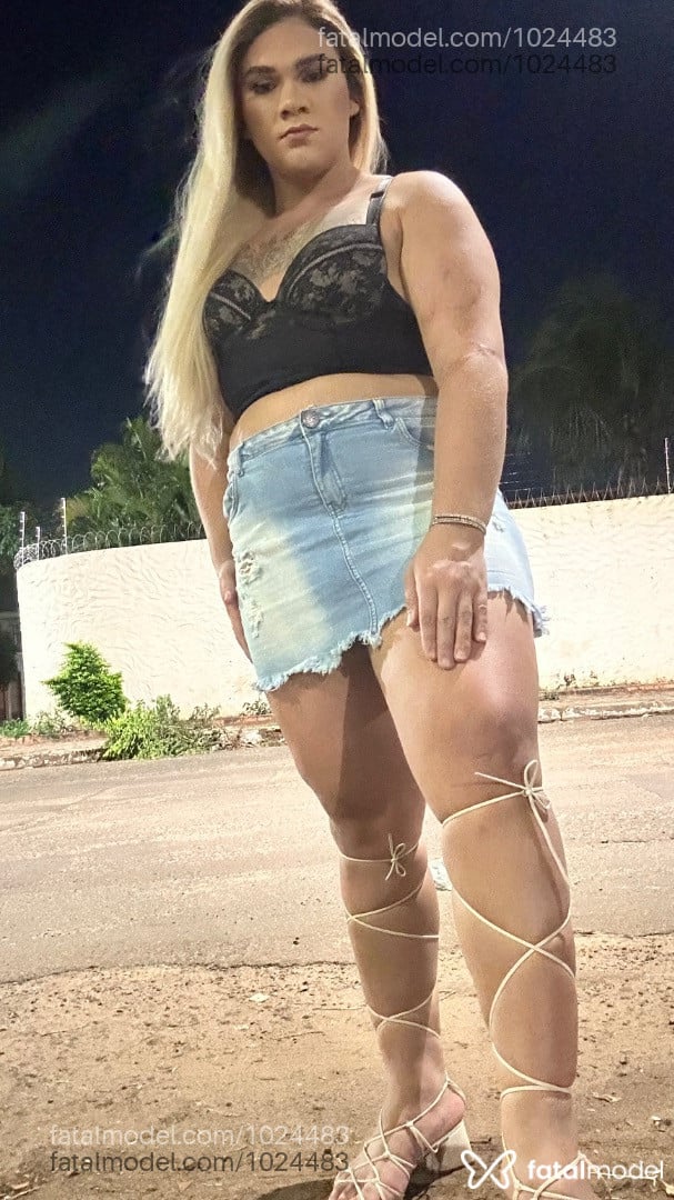 Acompanhante mulher trans loira (o) de olhos castanhos - Ayah Kemp