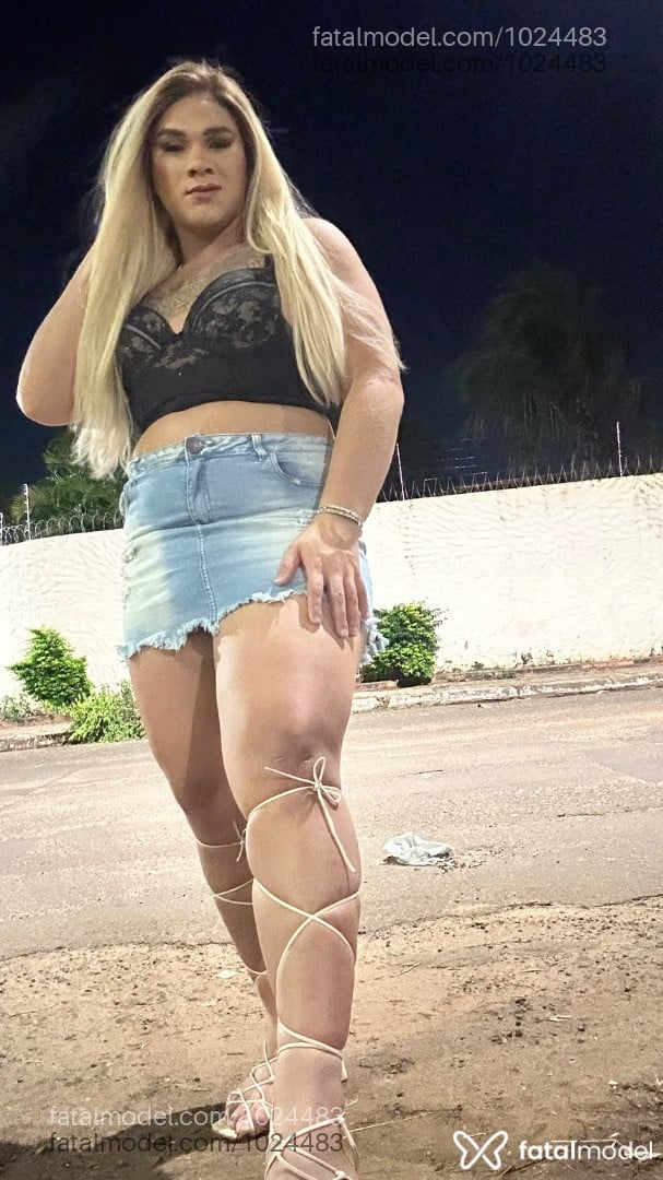 Acompanhante mulher trans loira (o) de olhos castanhos - Ayah Kemp