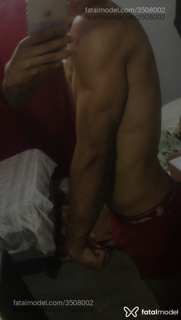 Acompanhante homem com cabelo castanho de olhos verdes - Carvalho