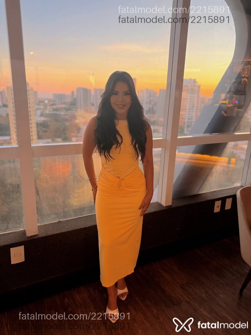 Acompanhante mulher com cabelo castanho de olhos castanhos - Larissa Araujo