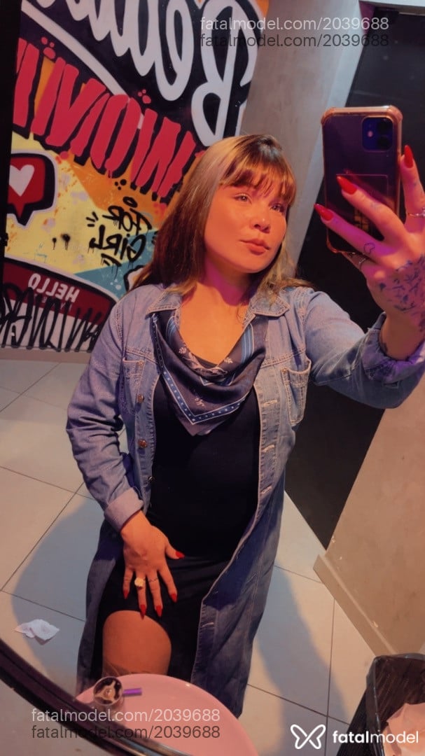 Acompanhante mulher com cabelo colorido de olhos castanhos - Remaviii