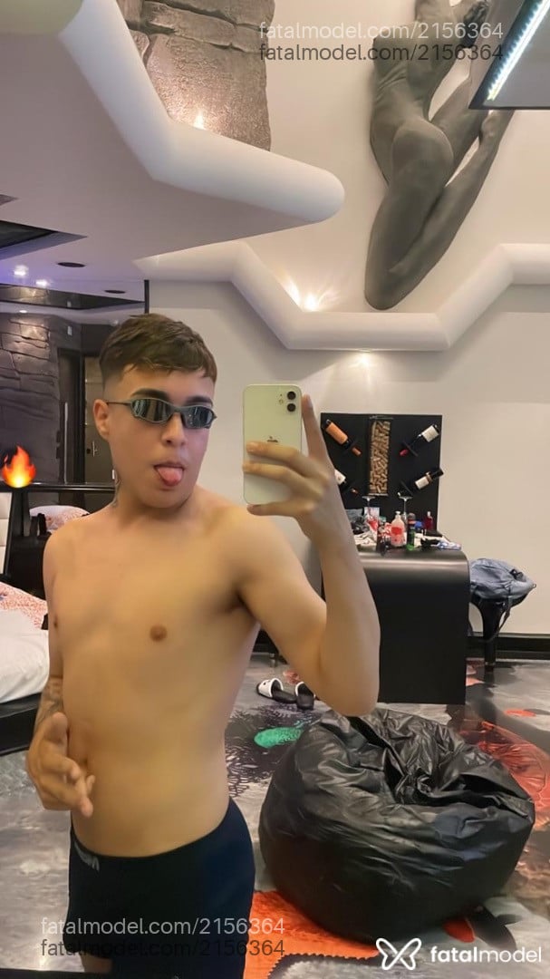 Acompanhante homem com cabelo castanho de olhos castanhos - Bryan