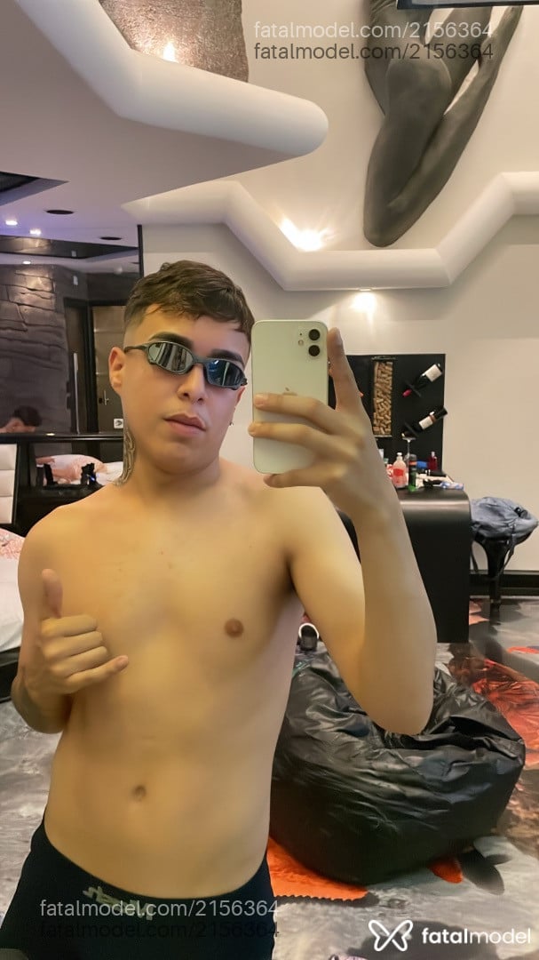 Acompanhante homem com cabelo castanho de olhos castanhos - Bryan