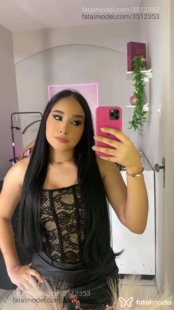 Acompanhante mulher morena (o) de olhos pretos - Melani Acompanhante mulher morena (o) de olhos pretos - Melani