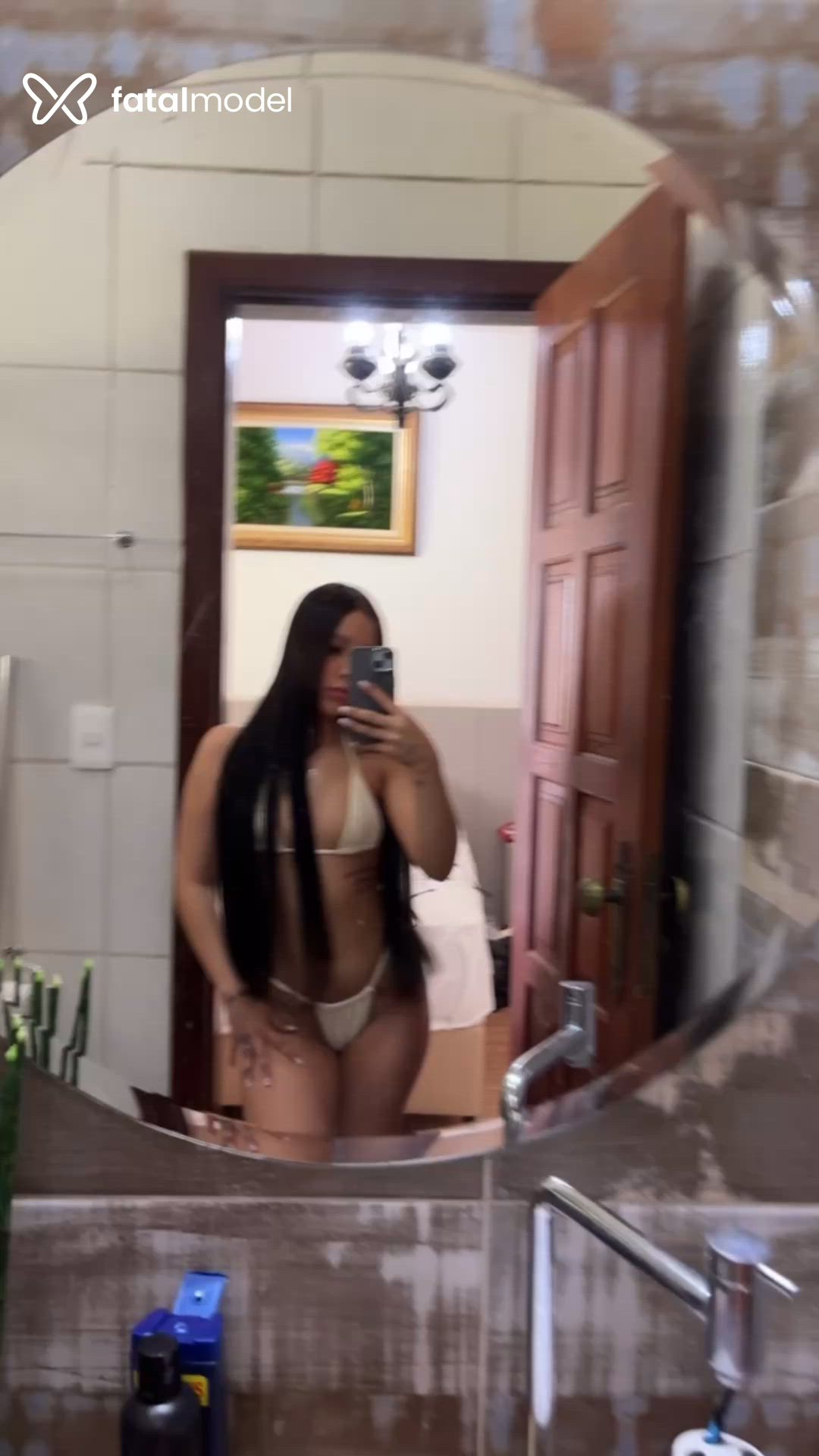 Acompanhante mulher com cabelo castanho de olhos castanhos - Alice