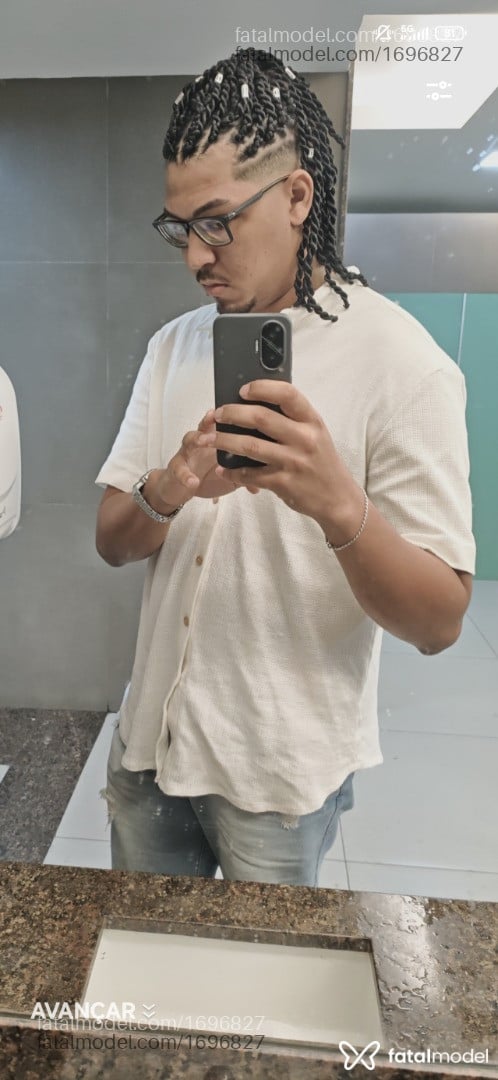 Acompanhante homem com cabelo castanho de olhos castanhos - Victor