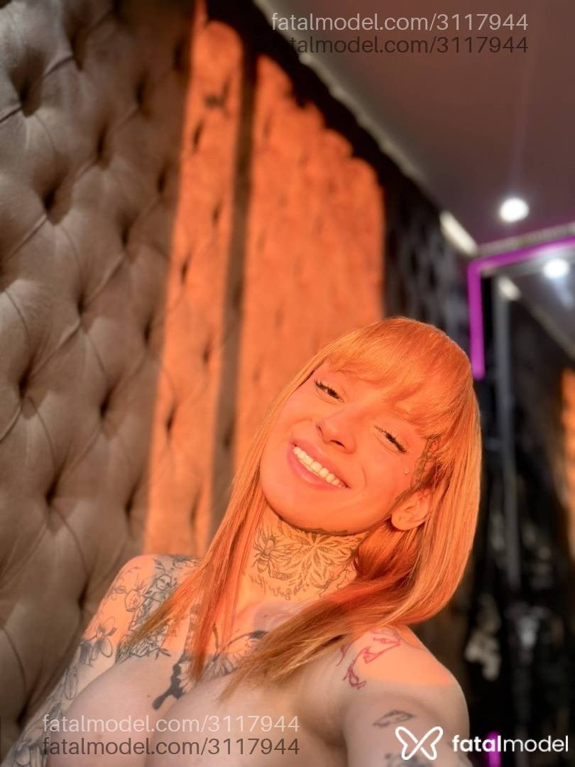 Acompanhante mulher trans loira (o) de olhos mel - Stella Raven