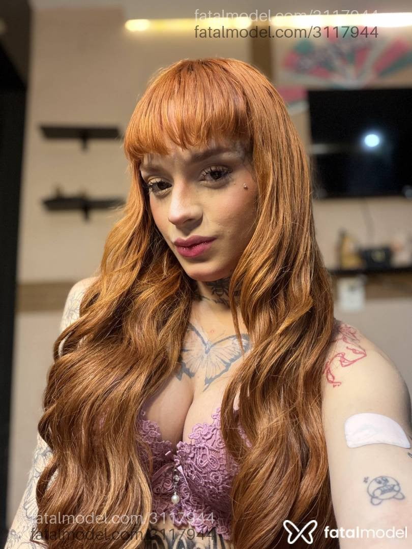 Acompanhante mulher trans loira (o) de olhos mel - Stella Raven