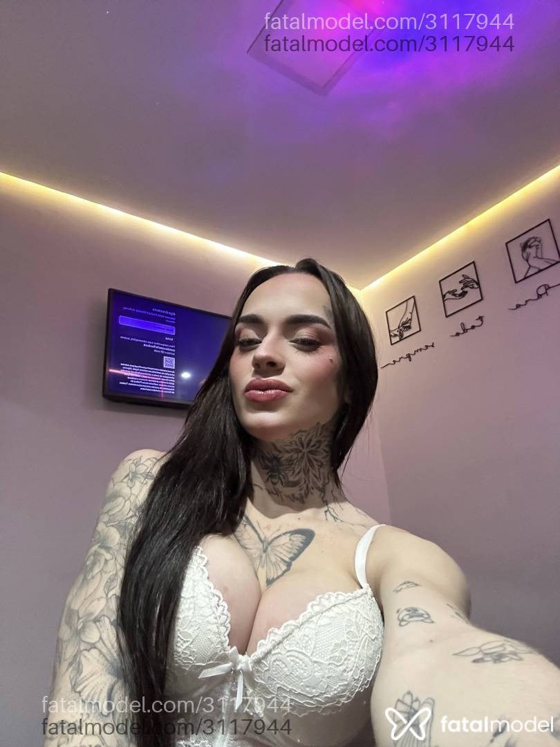 Acompanhante mulher trans com cabelo castanho de olhos mel em São Paulo - Stella Raven