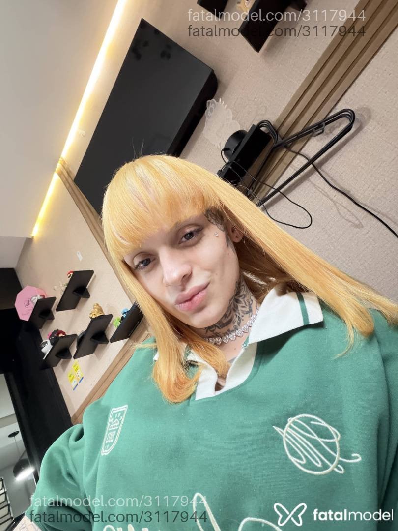 Acompanhante mulher trans loira (o) de olhos mel - Stella Raven