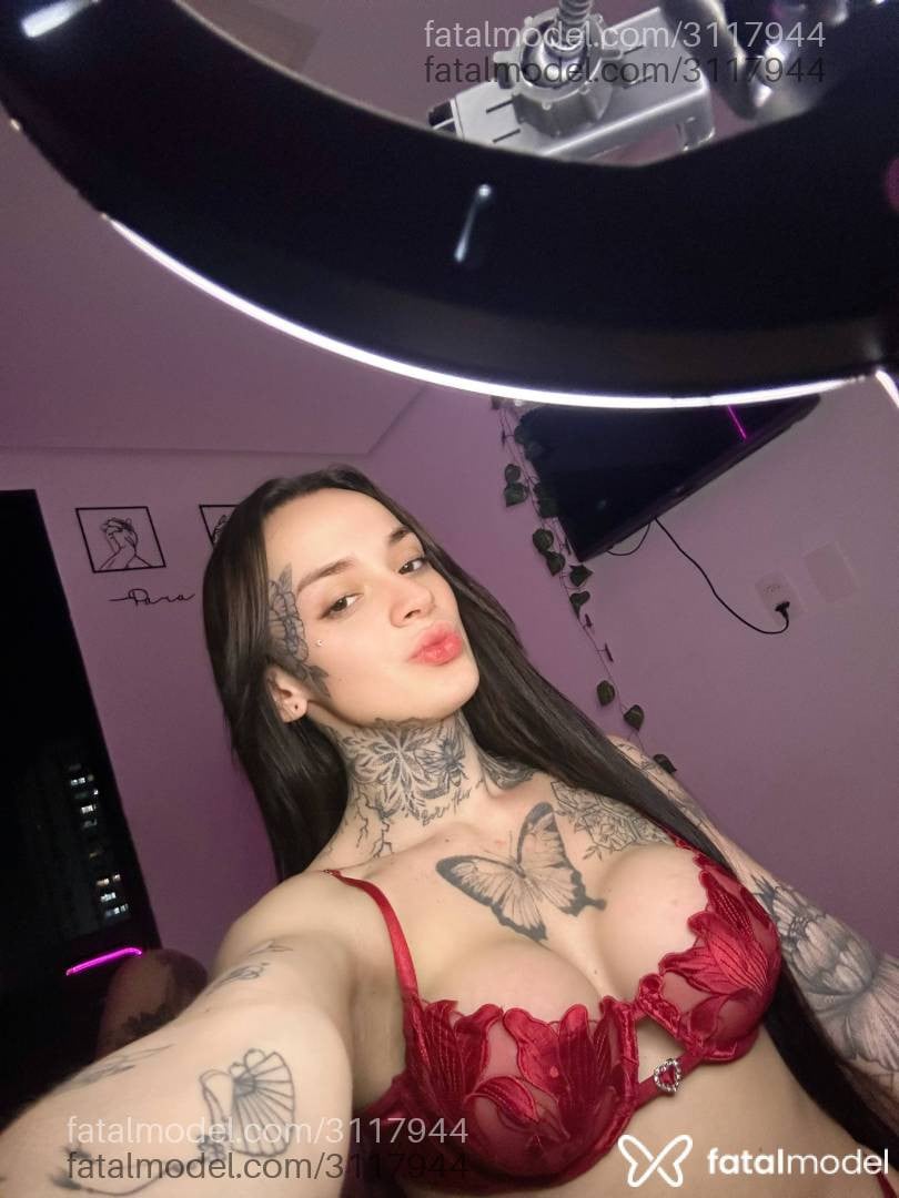 Acompanhante mulher trans com cabelo castanho de olhos mel em São Paulo - Stella Raven