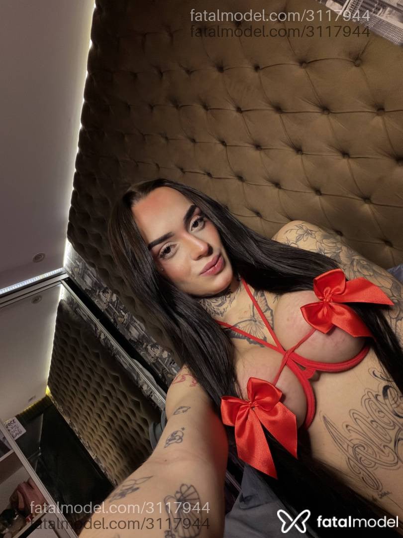 Acompanhante mulher trans com cabelo castanho de olhos mel - Stella Raven