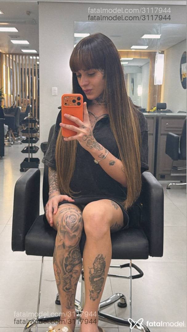 Acompanhante mulher trans loira (o) de olhos mel - Stella Raven
