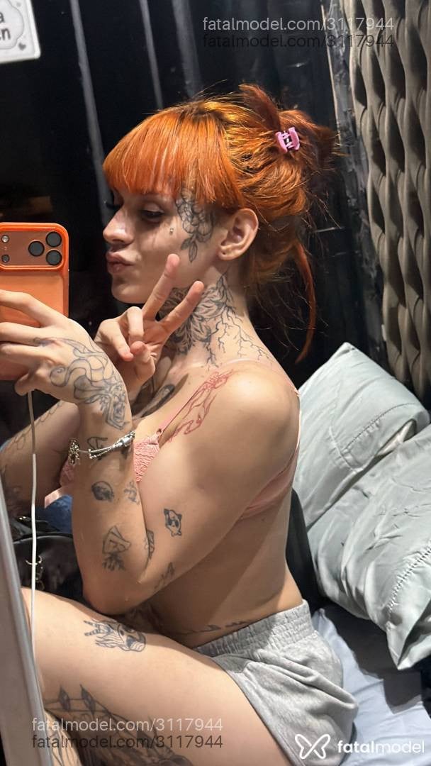 Acompanhante mulher trans loira (o) de olhos mel - Stella Raven