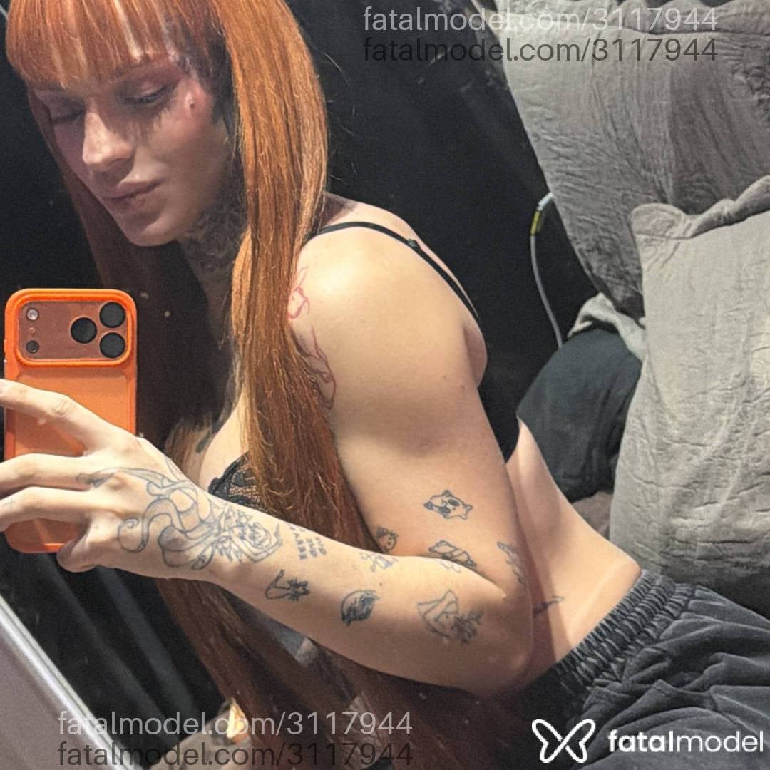 Acompanhante mulher trans loira (o) de olhos mel - Stella Raven