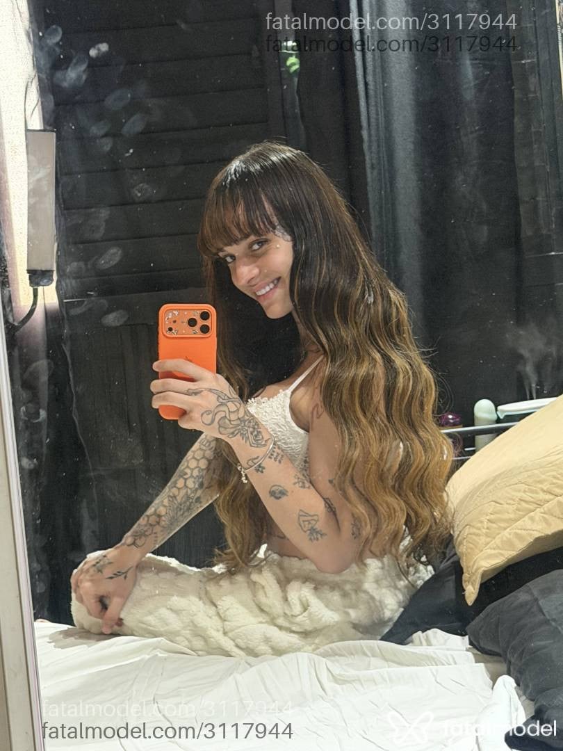 Acompanhante mulher trans loira (o) de olhos mel - Stella Raven
