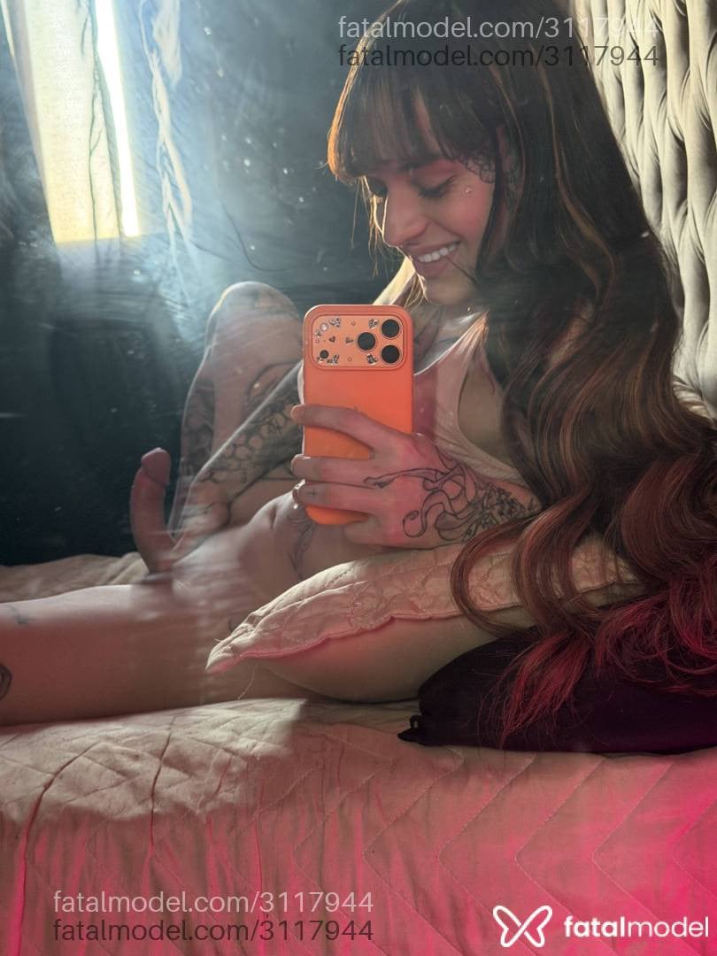 Acompanhante mulher trans loira (o) de olhos mel - Stella Raven