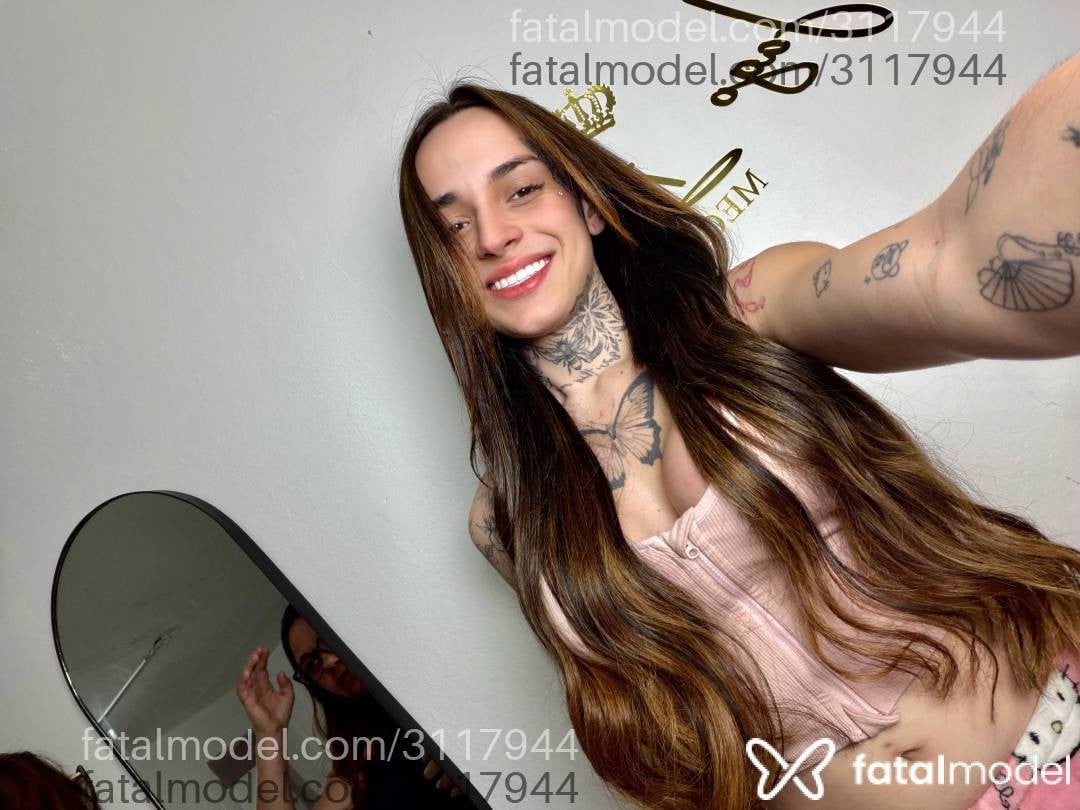 Acompanhante mulher trans com cabelo castanho de olhos mel - Stella Raven
