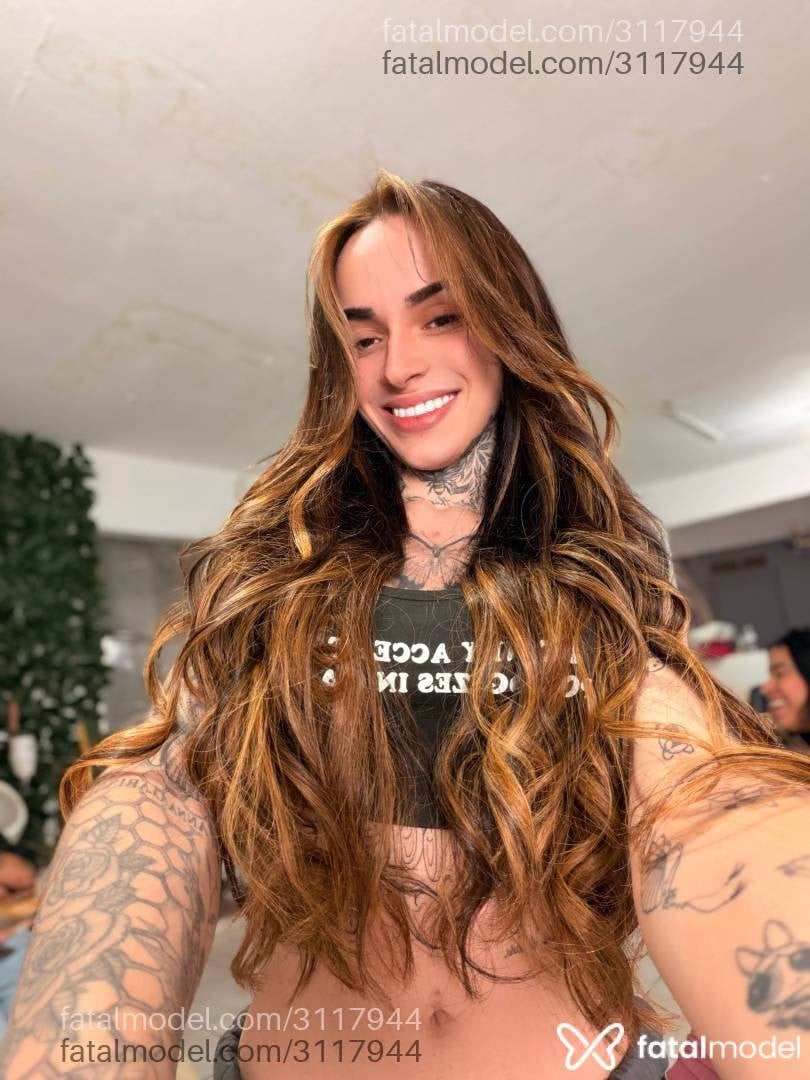 Acompanhante mulher trans com cabelo castanho de olhos mel - Stella Raven