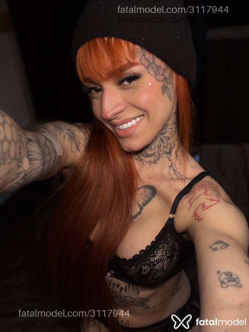 Acompanhante mulher trans loira (o) de olhos mel - Stella Raven