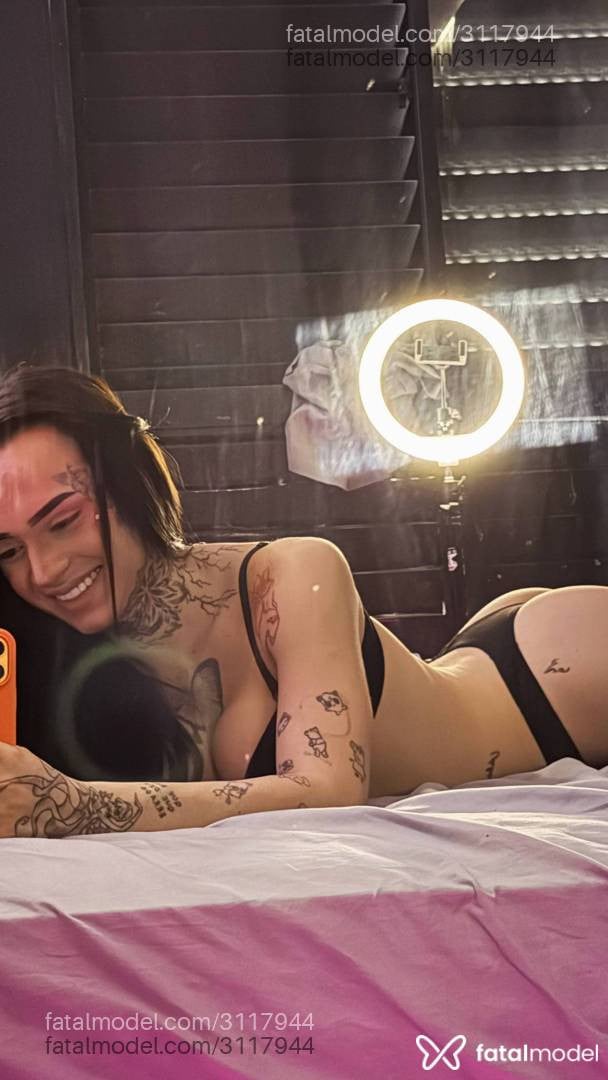 Acompanhante mulher trans com cabelo castanho de olhos mel - Stella Raven