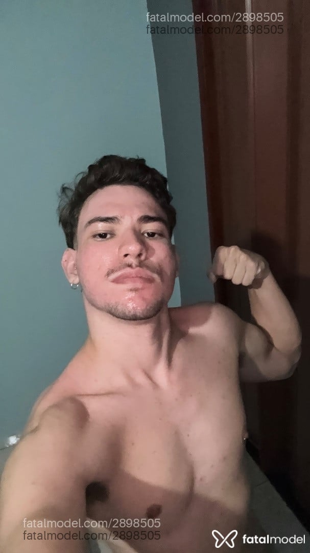Acompanhante homem com cabelo castanho de olhos pretos - Hugo