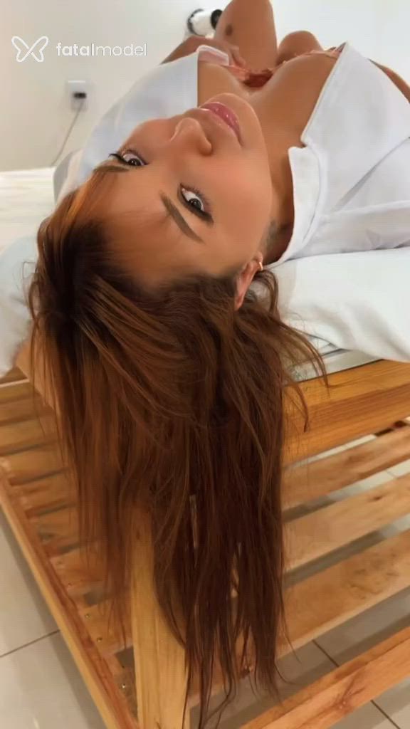Acompanhante mulher com cabelo castanho de olhos castanhos - Mia Santoro Acompanhante mulher com cabelo castanho de olhos castanhos - Mia Santoro