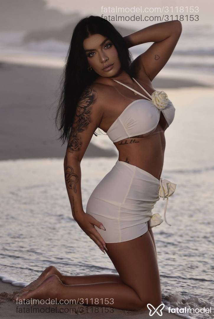 Acompanhante mulher morena (o) de olhos verdes - Babi Boss
