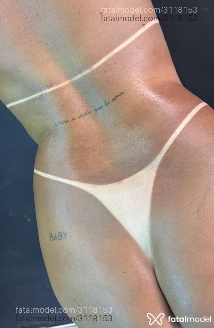 Acompanhante mulher morena (o) de olhos verdes - Babi Boss