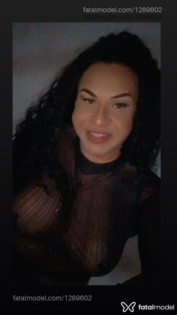 Acompanhante travesti com cabelo colorido de olhos mel - Amanda