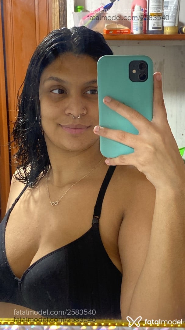 Acompanhante mulher morena (o) de olhos castanhos - Recepcionista Acompanhante mulher morena (o) de olhos castanhos - Recepcionista
