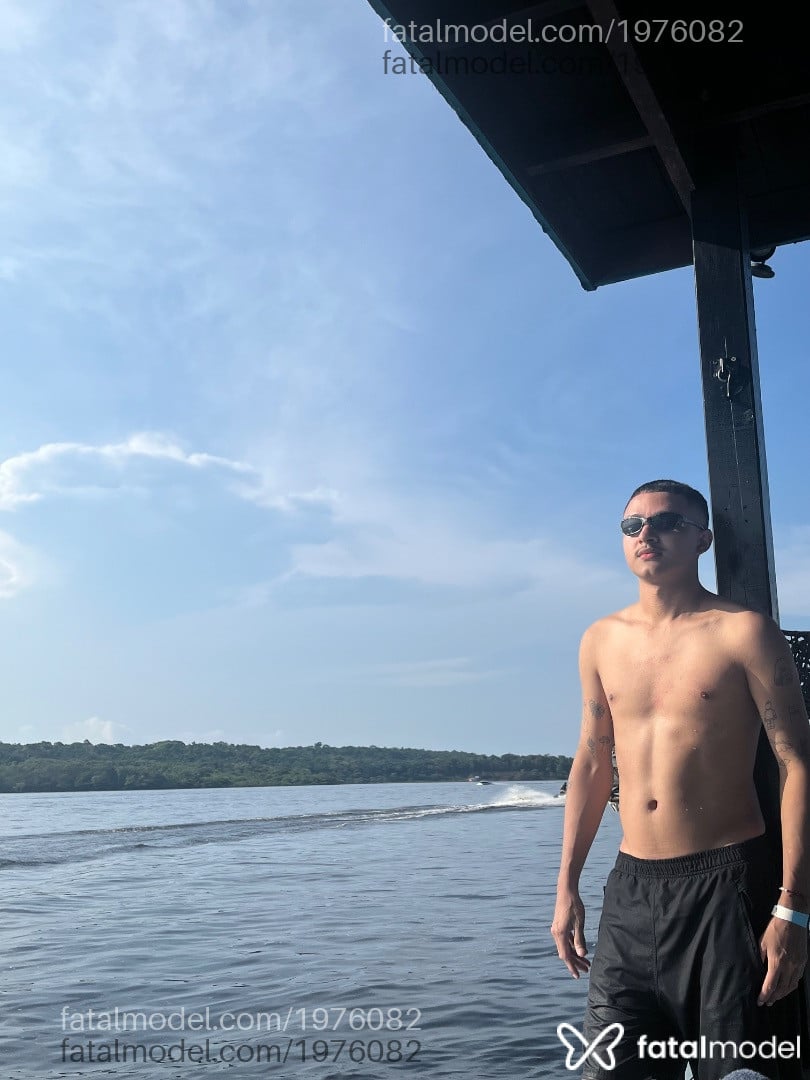 Acompanhante homem com cabelo castanho de olhos castanhos - Brito
