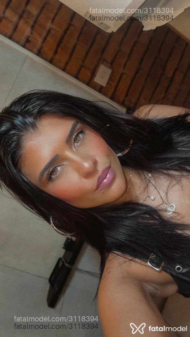 Acompanhante mulher morena (o) de olhos mel - Morena