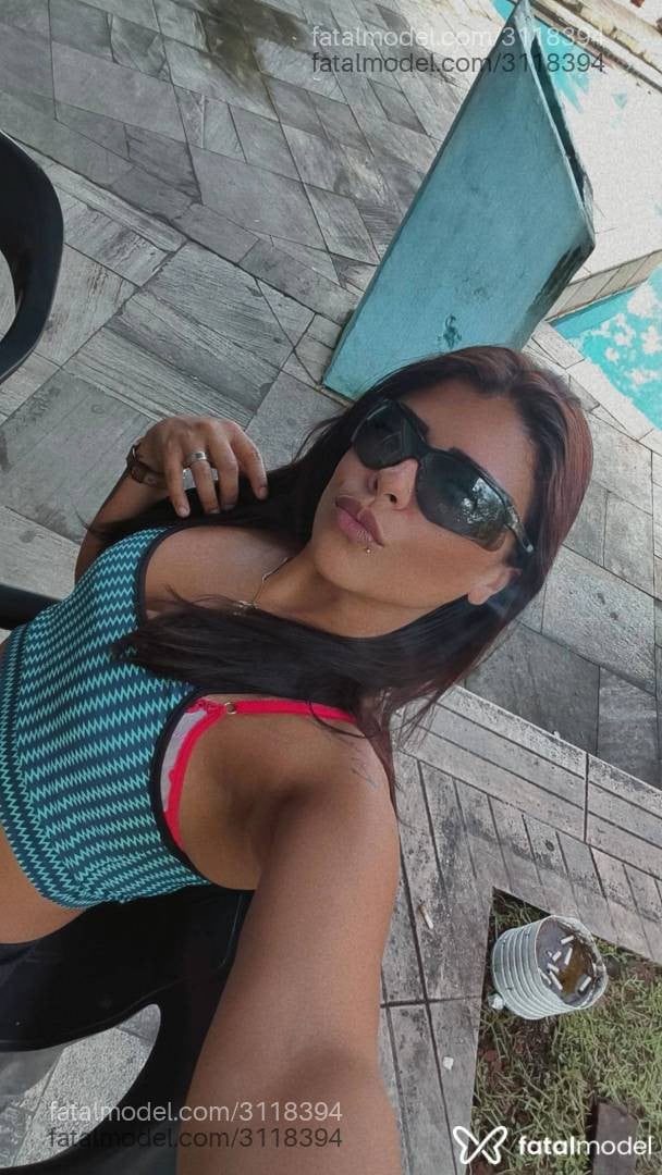 Acompanhante mulher morena (o) de olhos mel - Morena