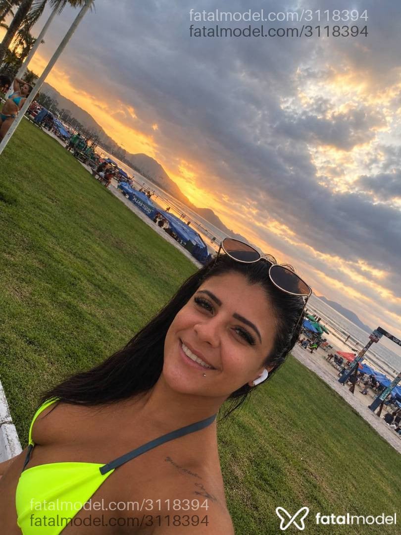 Acompanhante mulher morena (o) de olhos mel - Morena