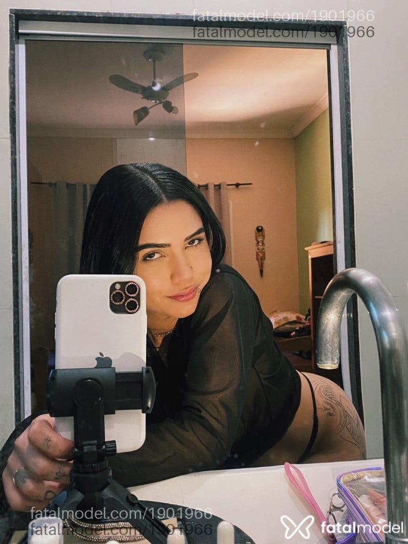 Acompanhante mulher com cabelo castanho de olhos castanhos - Miuki