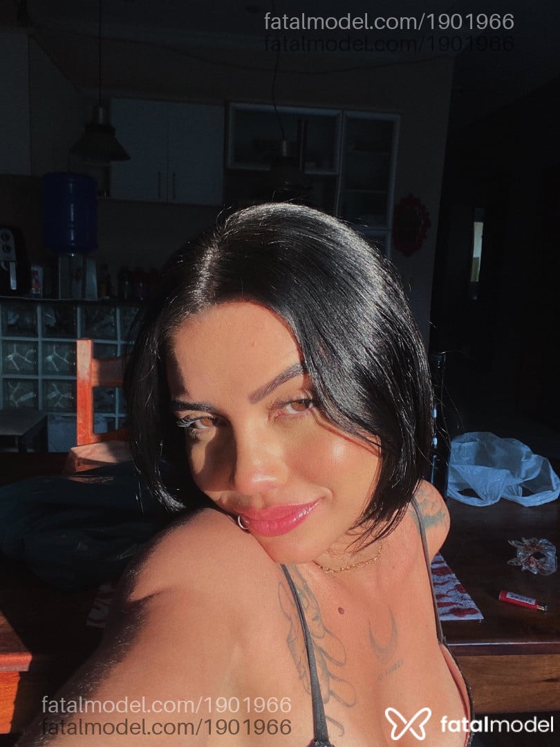 Acompanhante mulher com cabelo castanho de olhos castanhos - Miuki
