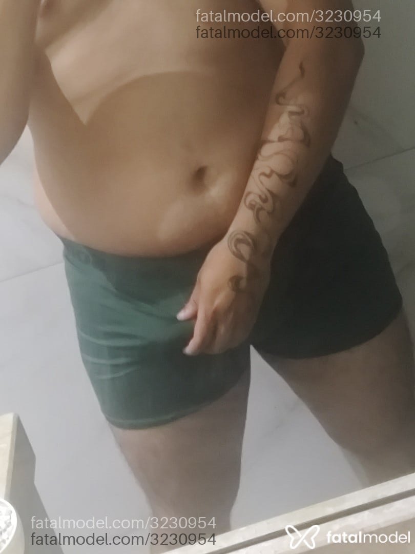 Acompanhante homem com cabelo colorido de olhos verdes - David