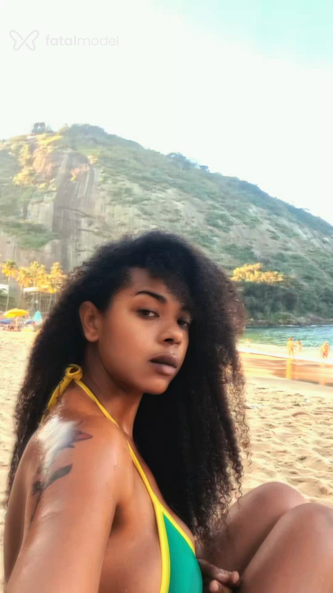 Acompanhante mulher com cabelo castanho de olhos castanhos - Urd