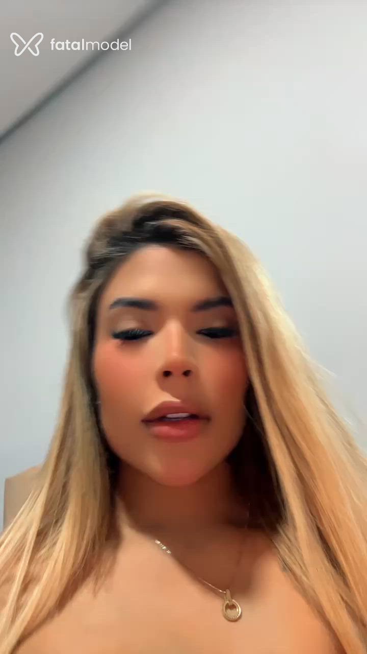 Acompanhante mulher morena (o) de olhos mel - Jade Blanco Acompanhante mulher morena (o) de olhos mel - Jade Blanco