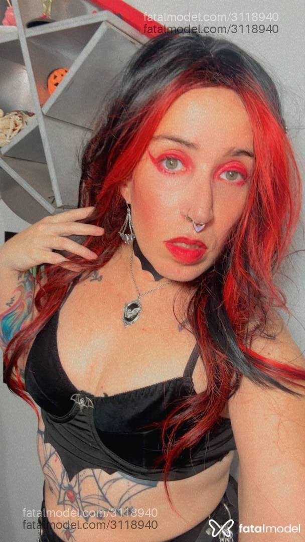 Acompanhante mulher com cabelo colorido de olhos verdes - Nina Azarov