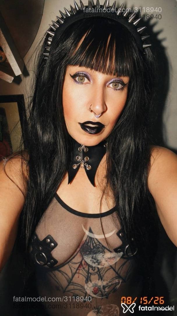 Acompanhante mulher com cabelo colorido de olhos verdes - Nina Azarov