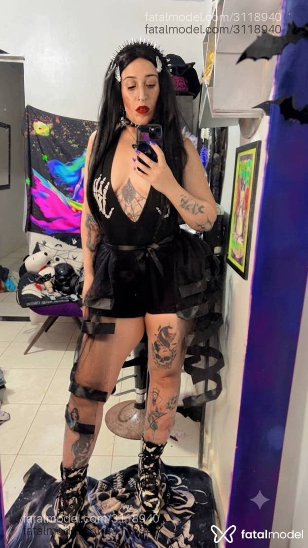 Acompanhante mulher com cabelo colorido de olhos verdes - Nina Azarov