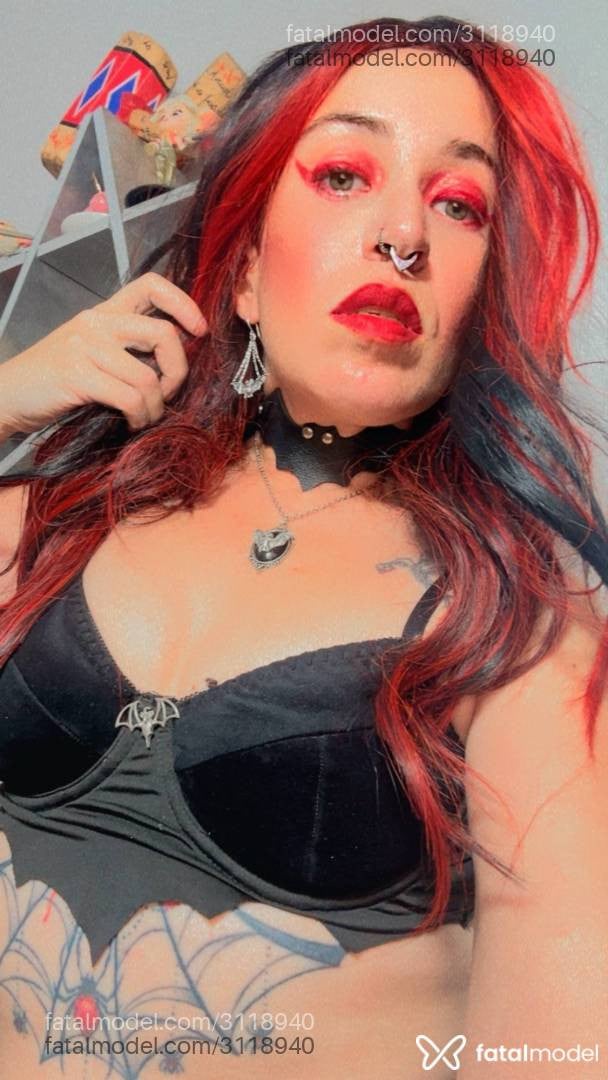 Acompanhante mulher com cabelo colorido de olhos verdes - Nina Azarov