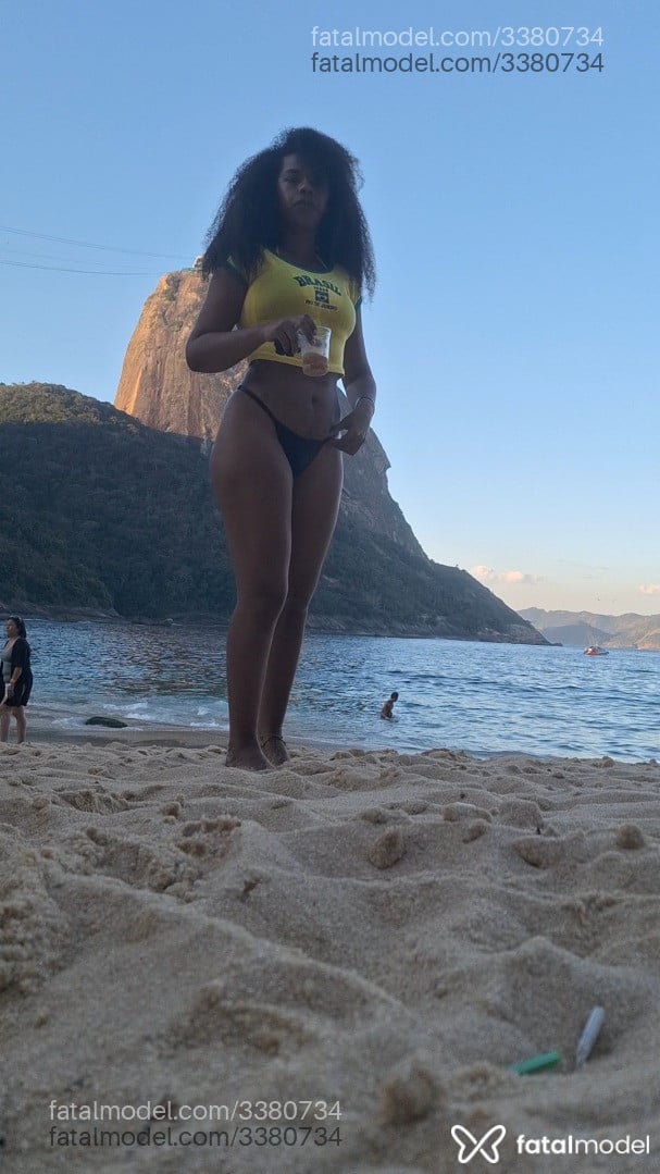 Acompanhante mulher com cabelo castanho de olhos castanhos - Urd