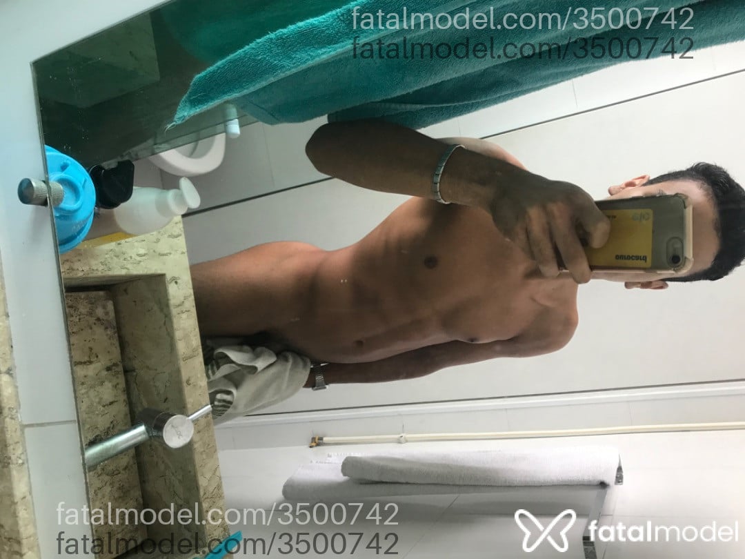 Acompanhante homem com cabelo castanho de olhos pretos - Majestosowolf