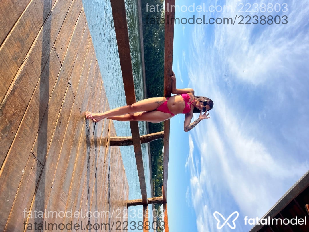 Acompanhante mulher morena (o) de olhos mel - Belly Menezes